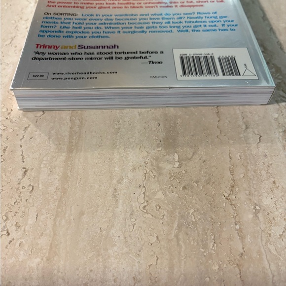 🎄$3 bundled What You Wear Can Change Your Life Book - Picture 3 of 11